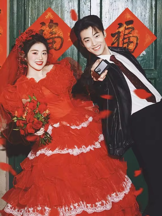 Vintage Fashion Photographers - Robe de mariée rouge vintage style