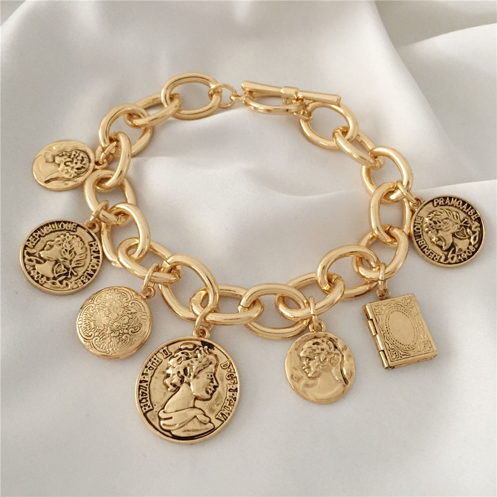 Bracelet à breloques en or de  - Vintage Fashion Coloring Book avis et prix
