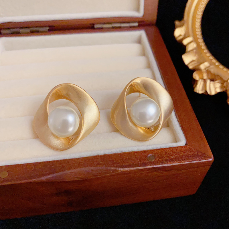 Boucles d'oreilles clous en pe - Vintage Fashion Drawings avis et prix